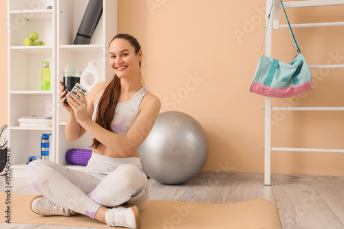Sporty young woman with spi...