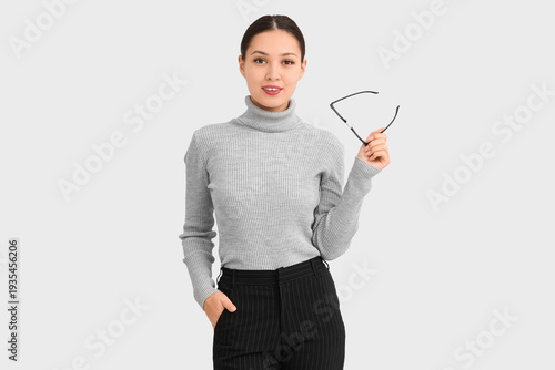 Young Asian businesswoman w...
