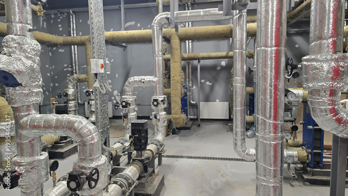 Tableau sur toile Industrial piping system featuring various insulated pipes, valves, and control