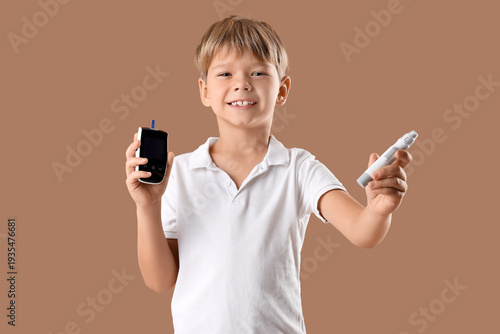 Little diabetic boy with gl...
