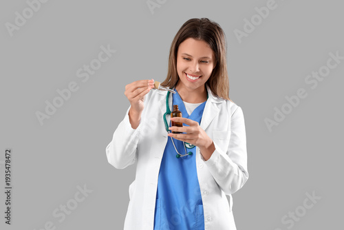 Female homeopathic doctor w...