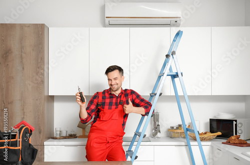 Male technician with screwd...
