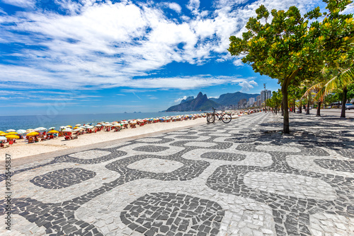 Foto Ipanema Beach boardwalk with iconic mosaic pattern and Two Brothers Mountain in
