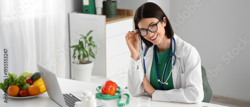 Female nutritionist with st...