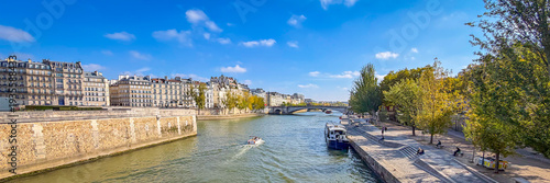 Φωτογραφία A scenic view of the Seine river looking toward the historic bridges and urban a