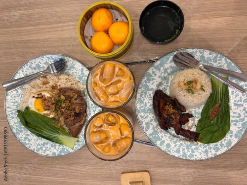 Billede på lærred Chinese food platter with drinks and meaty wagyu