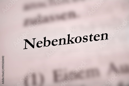 Nebenkosten - schwarz-weiß Text, deutsches Wort