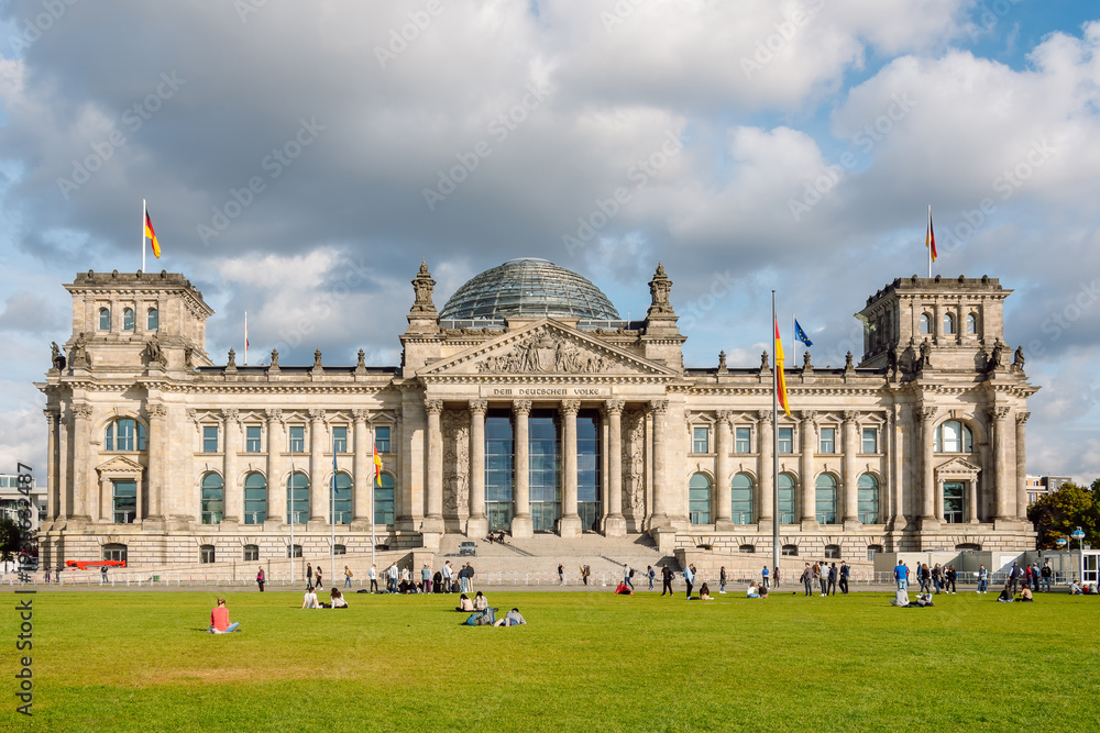 Fototapeta premium The Reichstag Building and Glass Dome under a Cloudy Sky, Berlin, Germany