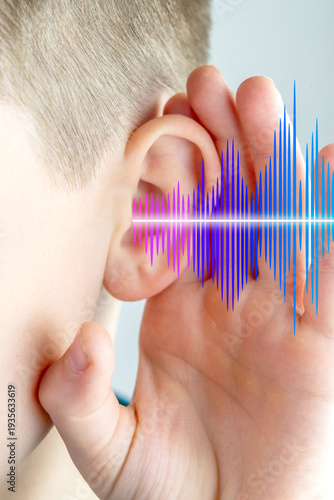 Fotografía Close-up mature caucasian small childs ear, sound wave, Hearing Test, ringing or