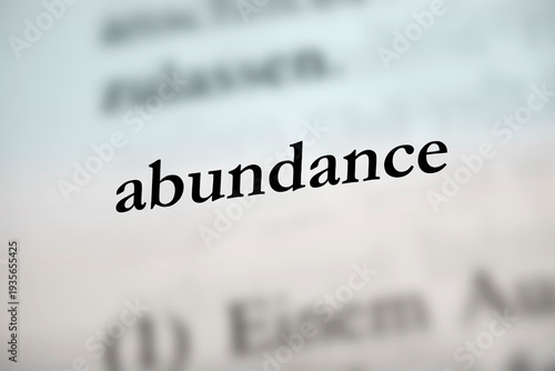 abundance - englisches Textwort auf farbigem Hintergrund