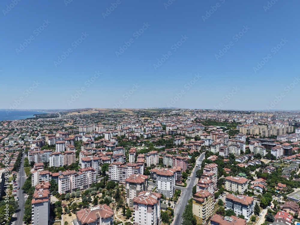 Obraz premium Aerial Panoramic View of Coastal Residential Neighborhood and Blue Sea Horizon
