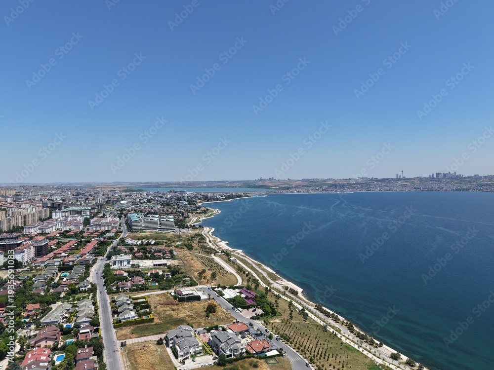 Obraz premium Aerial Panoramic View of Coastal Residential Neighborhood and Blue Sea Horizon