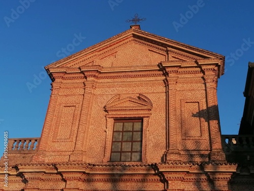 facciata di chiesa al tramonto