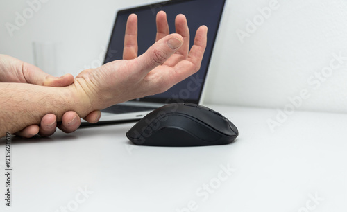 Cuadro en lienzo Male hand not working with cramp, nerve pain when he working with mouse
