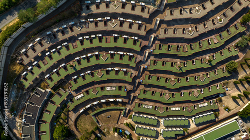 Foto Aerial zenith view of a monumental cemetery with tiered burial sections arranged in lines