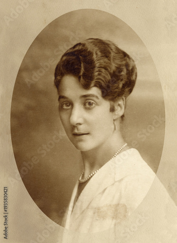 FOTO ANTICA CON RITRATTO DI GIOVANE DONNA IN POSA RITAGLIATO ALL'INTERNO DI UN OVALE	
