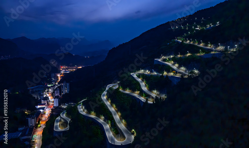 Tableau sur toile Nighttime Aerial Shot of Meandering Mountain Highway with Lights
