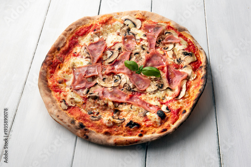 Pizza con funghi e prosciutto cotto, cibo italiano 