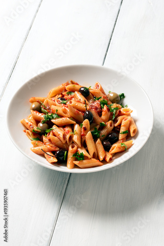 Penne con sugo, olive e prezzemolo, Pasta Italiana 
