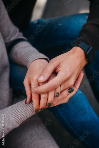 Foto close up of couple holding hands together in the city