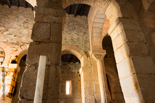 Interior de iglesia de San Pedro de la Nave, Zamora