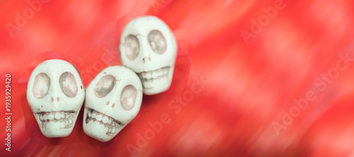 Tableau sur toile calaveras sobre fondo rojo