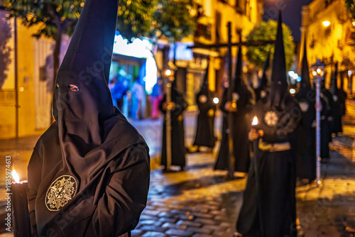 Tableau sur toile Seville Holy Week: Los Javieres Nazarenes Procession by Night