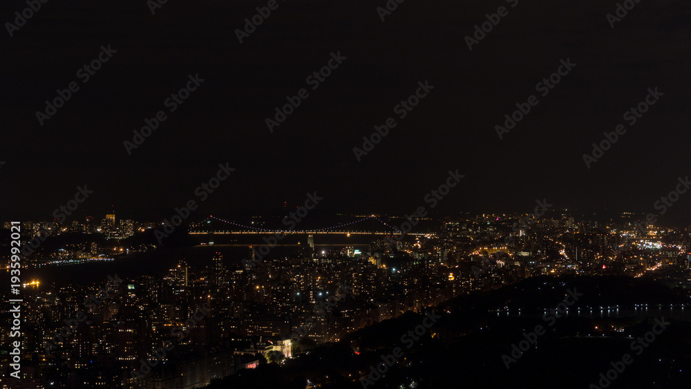 Fototapeta premium Suspension Bridge Illuminated Over the East River at Night