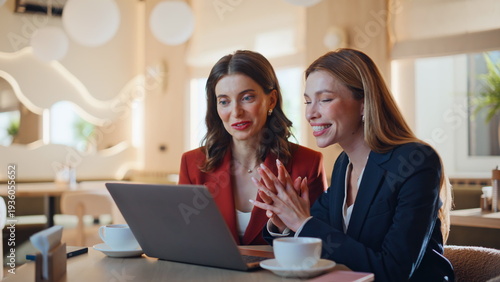 Canvastavla Smiling coworkers greeting video call sitting restaurant interior closeup