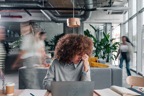 Fotografía Overwhelmed woman stressing in busy modern office