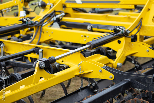 Φωτογραφία Close up of modern agricultural trailer frame with hydraulic cylinders and metal components on field