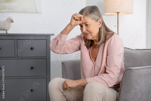 Canvastavla Amnesia. Senior woman trying to remember something at home