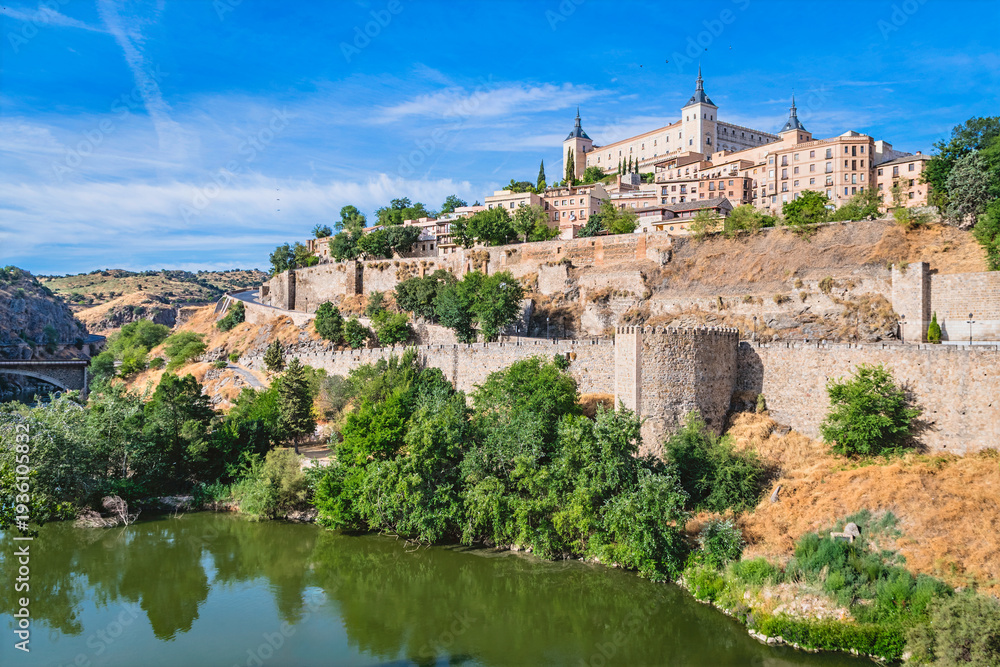 Fototapeta premium Toledo city view from the bridge, Spain