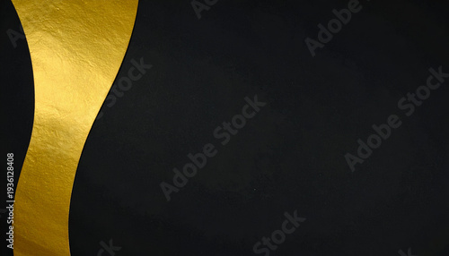 Fond texturé noir élégant avec une bande ondulée en feuille d'or sur le côté gauche, idéal pour les invitations de luxe et le design.