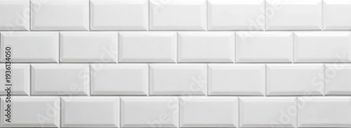 Texture de carrelage mural blanc brillant de style métro parisien avec des joints nets, idéal pour un arrière-plan architectural minimaliste.