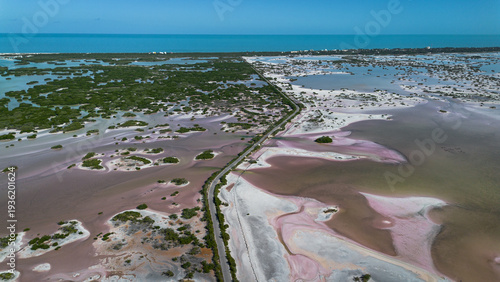 Carretera en medio de la ciénaga, Yucatán, México
