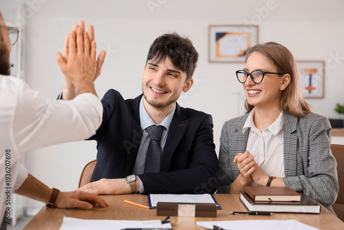 Male business mediator givi...