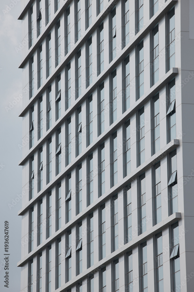 Obraz premium Modern building facade with repeating windows and architectural pattern