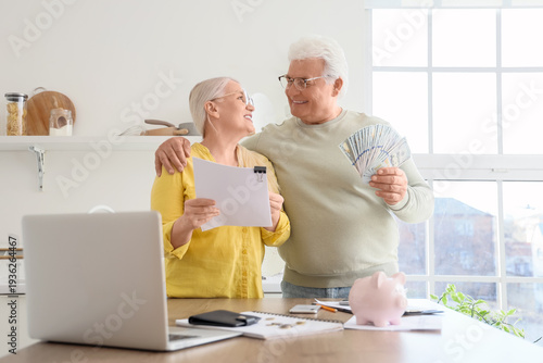 Senior couple with refund f...