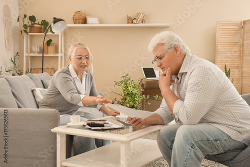 Senior couple with refund f...
