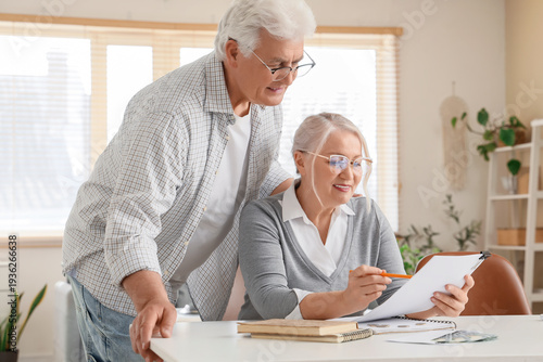 Senior couple with refund f...