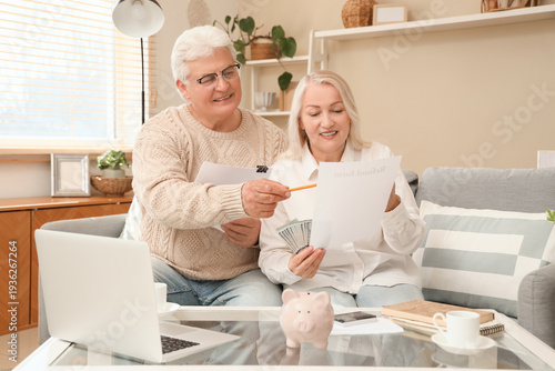 Senior couple with refund f...