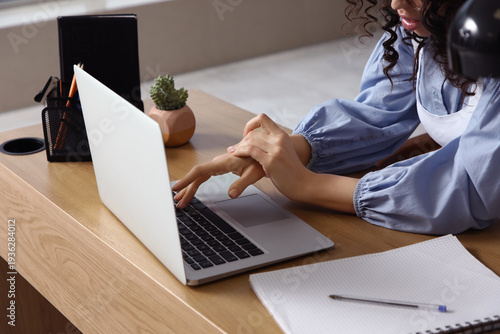 Young businesswoman with la...