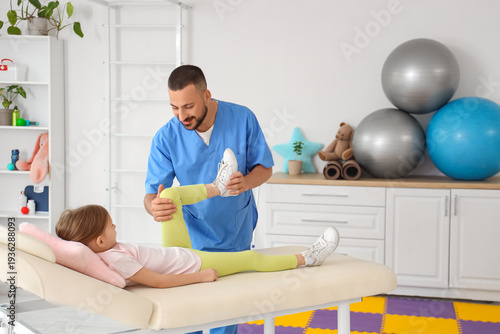 Male physiotherapist workin...