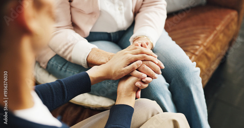 Foto Home, person and holding hands with senior mom for diagnosis news, emotional support and empathy