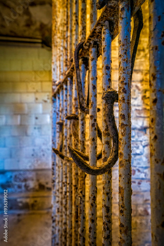 Wallpaper Mural ein rostiger Haken an einem alten Zaun Torontodigital.ca