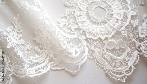 白いレースの背景素材 ウエディング 繊細な刺繍とドレープ 柔らかい質感