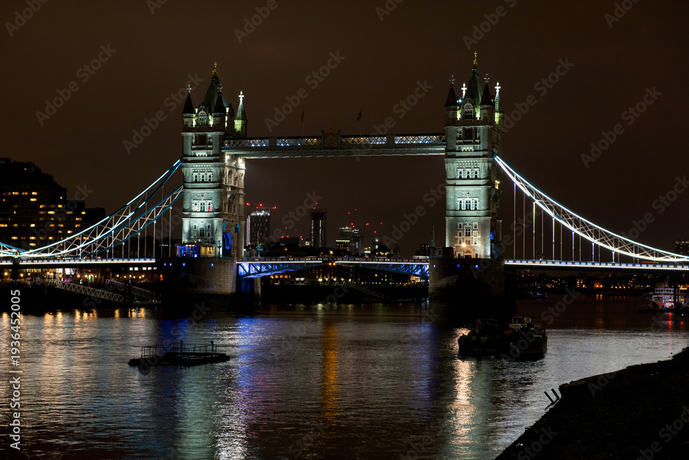 Fototapeta premium Tower bridge by night, London, UK