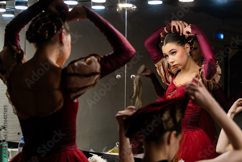 Schilderij op canvas ballerina adjusting headpiece in historical costume in  dressing room