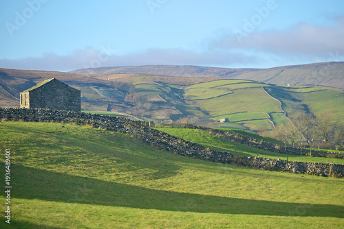 Fotografie Great Shunner Fell seen across Wensleydale from above Hawes, North Yorkshire Dal